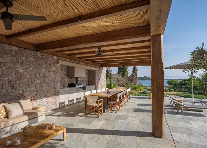 Beachfront Oneiro With Sea Views וילה